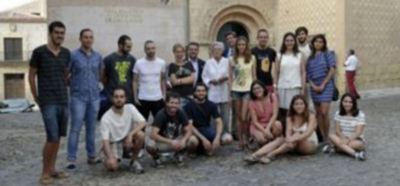 Los 16 alumnos becados posaron ayer con la directora del curso