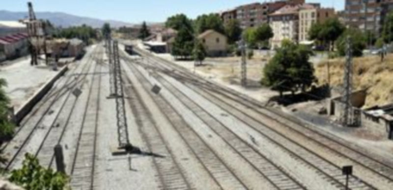 Imagen de una de los edificios residenciales que tiene Adif en Segovia y que podrían ser vendidos para darles un uso residencial. / Juan Martín
