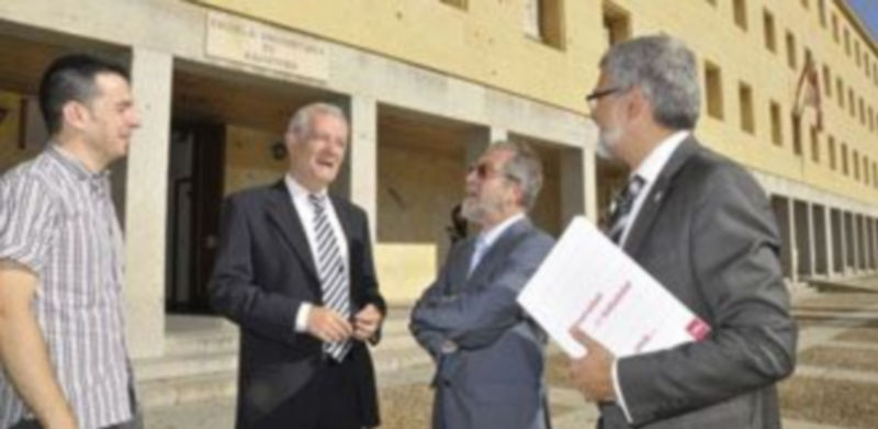 Carabias y Palacios con el rector de la UVa y el vicerrector del campus María Zambrano a las puertas de Magisterio. / Juan Martin