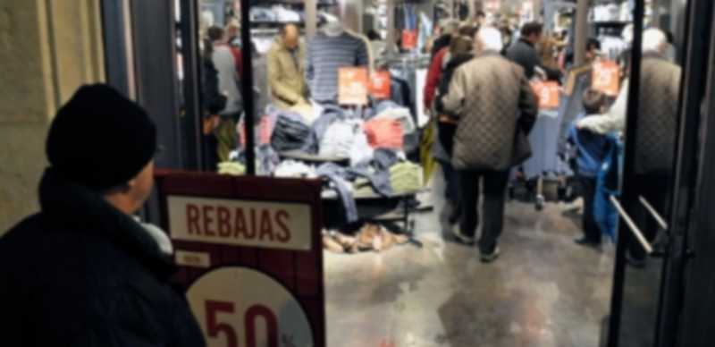 Establecimiento de ropa de la capital segoviana durante las actuales rebajas de invierno