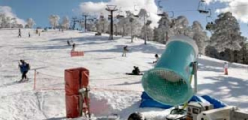 Los aficionados al esquí siguen disfrutando de su deporte favorito en la estación de Navacerrada