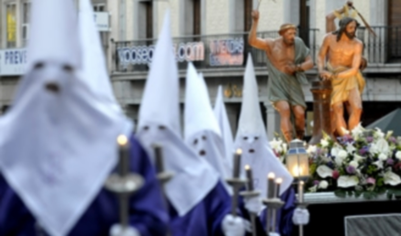 El paso de “La Flagelación” enfila Fernández Ladreda junto a sus cofrades. / Juan Martín