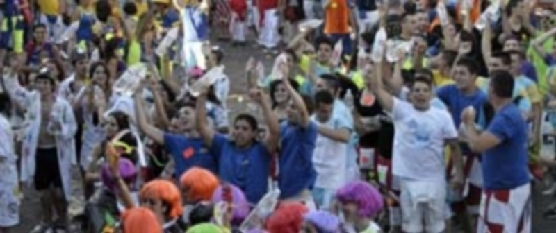 Las botellas de gaseosa y los sifones regaron  al público y a  los peñistas tras la lectura del pregón que preludió las fiestas del barrio. / Juan Martín