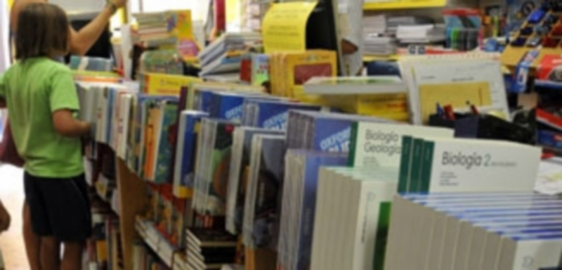 Las familias dedican los meses de verano a llenar las mochilas de sus hijos con los libros de texto y el material que utilizarán durante el curso escolar. / Juan Martin