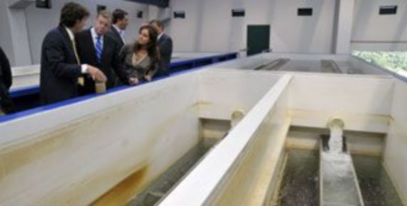 Silvia Clemente y Antonio Silván atienden la explicaciones de uno de los técnicos de la nueva potabilizadora