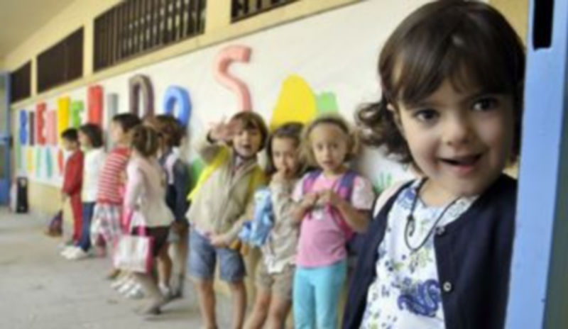 Los más madrugadores cogieron los primeros puestos en las filas de entrada a clase y tuvieron tiempo para comentar los mensajes de bienvenida con los que fueron recibidos en el colegio. / Juan Martín