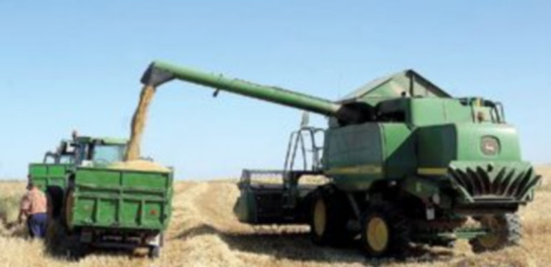 Una cosechadora descarga sobre un remolque el cereal recogido