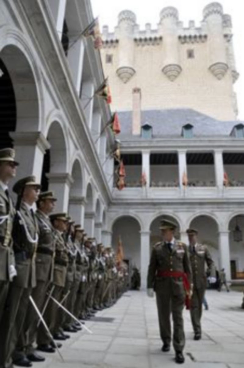 El general Sanz y Calabria pasa revista a la formación de alumnos al inicio del acto inaugural del curso. / Juan Martín