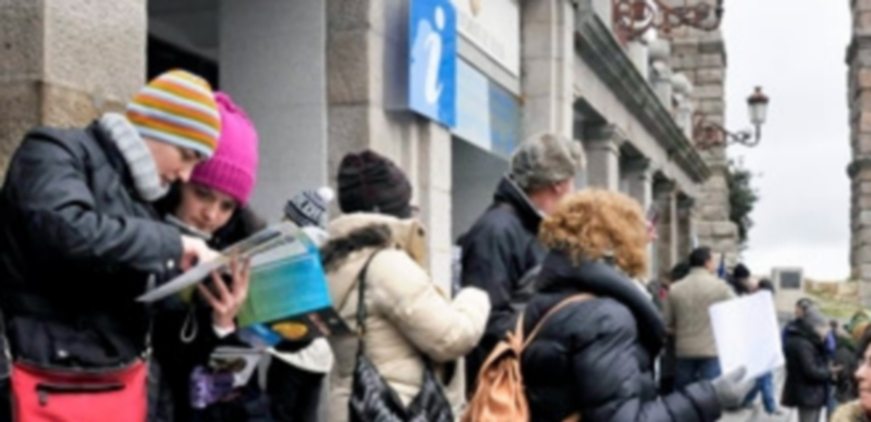 Turistas a la puerta del Centro de Recepción de Visitantes durante el último puente de principios de diciembre. / Juan Martín