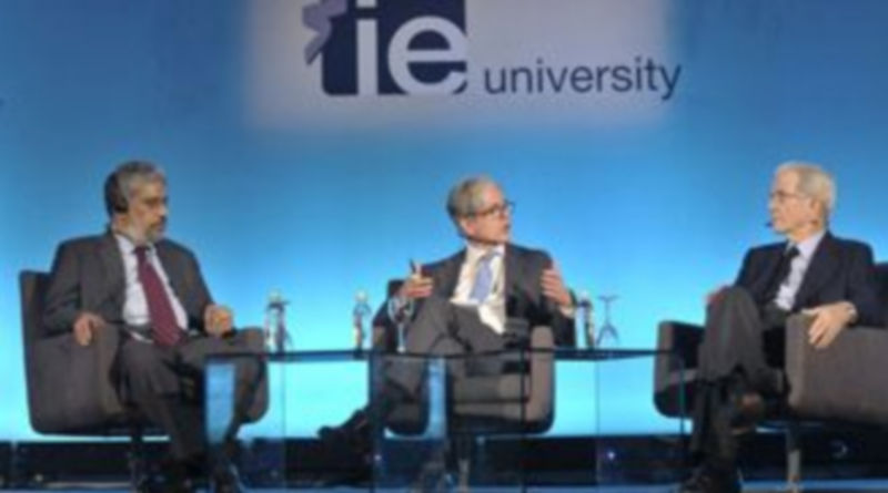 El profesor indio Raja Mohan; el director de El País