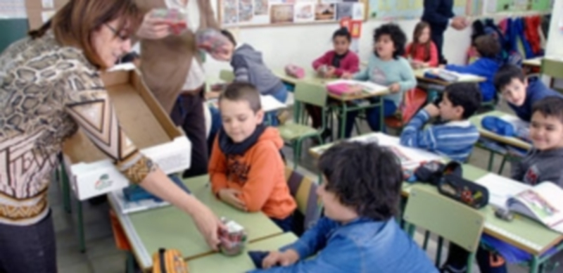 Muchos colegios e institutos aprovechan la hora del recreo para hacer el reparto pero hay centros que prefieren tener a los niños en el aula mientras consumen las piezas./ Juan Martín