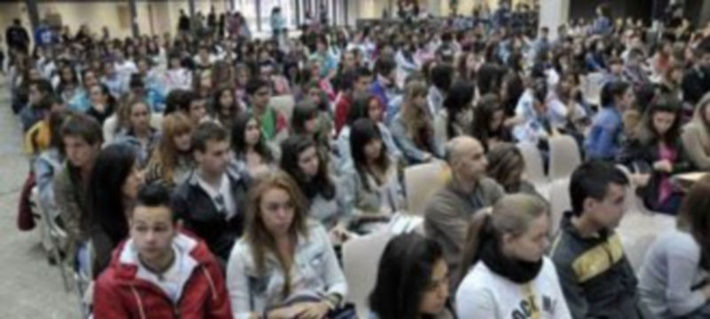 Los alumnos de las distintas facultades y escuelas de la UVA asistieron ayer a la jornada de presentación del nuevo campus María Zambrano. / JUAN MARTÍN