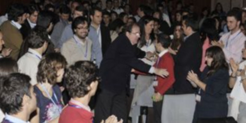 Herrera saluda a los representantes de Nuevas Generaciones del PP que recibieron en pie al presidente regional en el acto inaugural del congreso. / Juan Martín