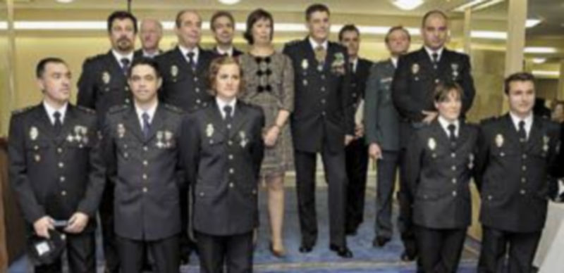 Los profesionales condecorados posaron junto con la subdelegada del Gobierno y el comisario jefe