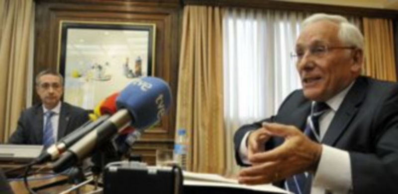 El presidente de Caja Segovia compareció ayer en rueda de prensa acompañado del director general