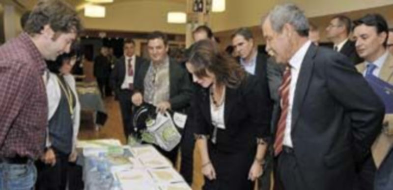 La consejera visitando uno de los stands que han participado en el IV Congreso de Cooperativas Agrarias