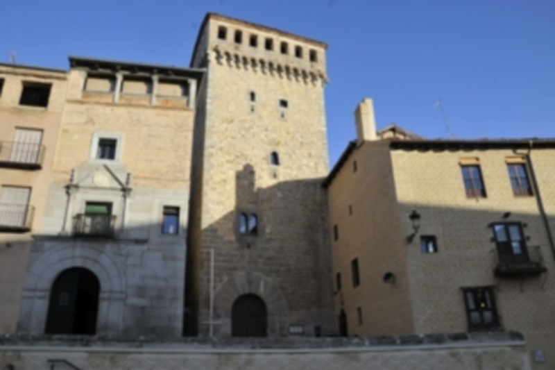 El imponente Torreón de Lozoya ha sido y es emblema de la obra social de Caja Segovia y en 2017 albergará un museo. / JUAN MARTÍN