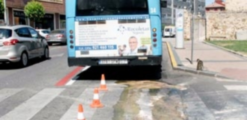 Una de las averías que periódicamente registran los autobuses urbanos de Segovia. / JUAN MARTÍN