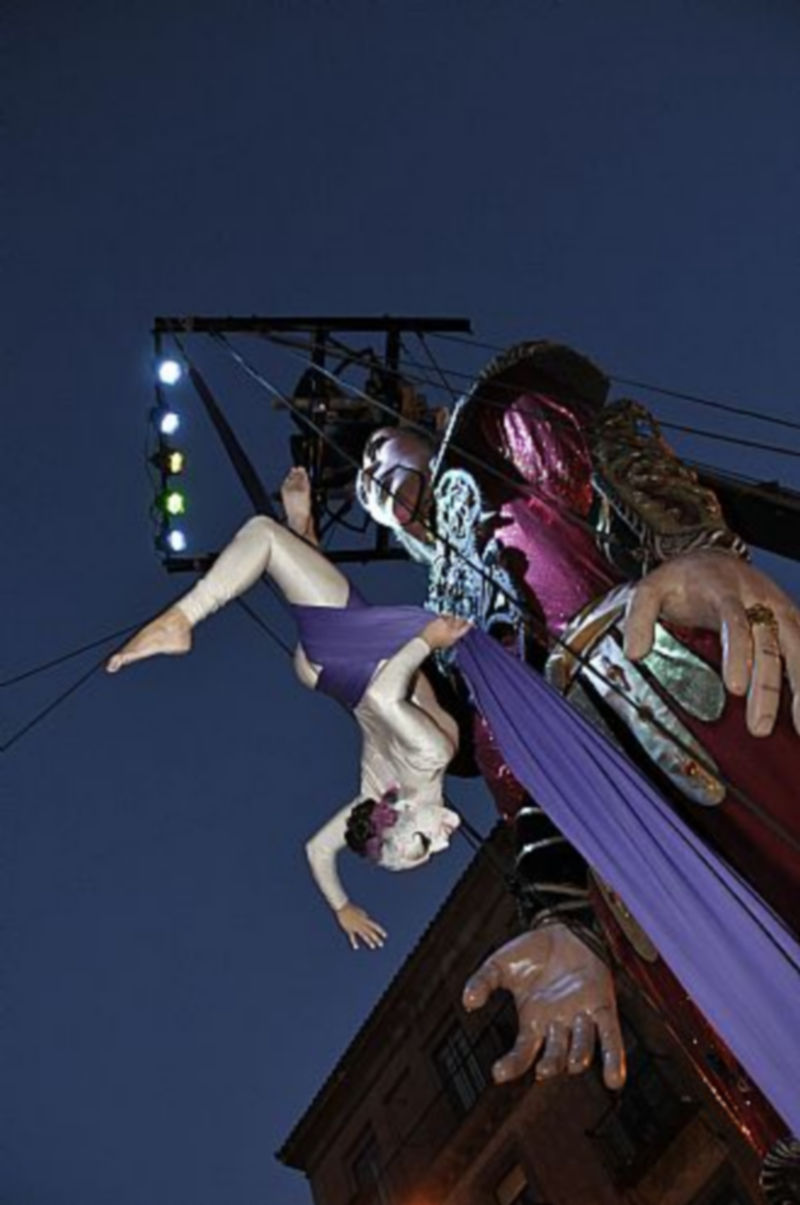 Una joven realizó notables acrobacias en una cinta que colgaba junto al gigante Salvador. /Juan Martín.