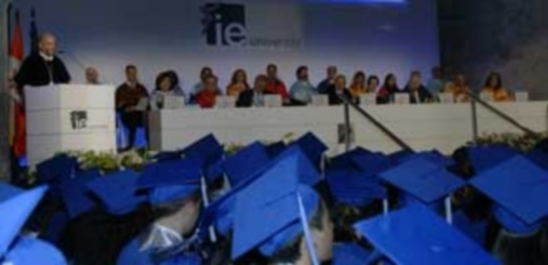 El presidente de IE University dirigiendo su discurso a los 145 alumnos ante la presencia de numerosas autoridades culturales