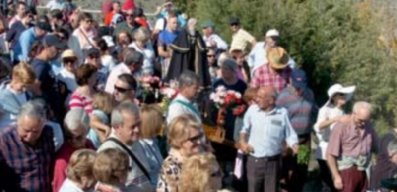 Un momento de la procesión con la imagen de San Frutos