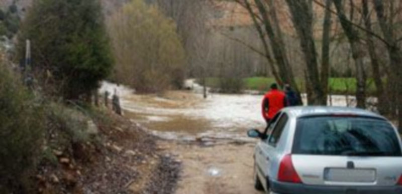 La tempestad se va, quedan los daños 1 Uno de los caminos que quedó cortado por el río Riaza en el término de Montejo de la Vega de la Serrezuela