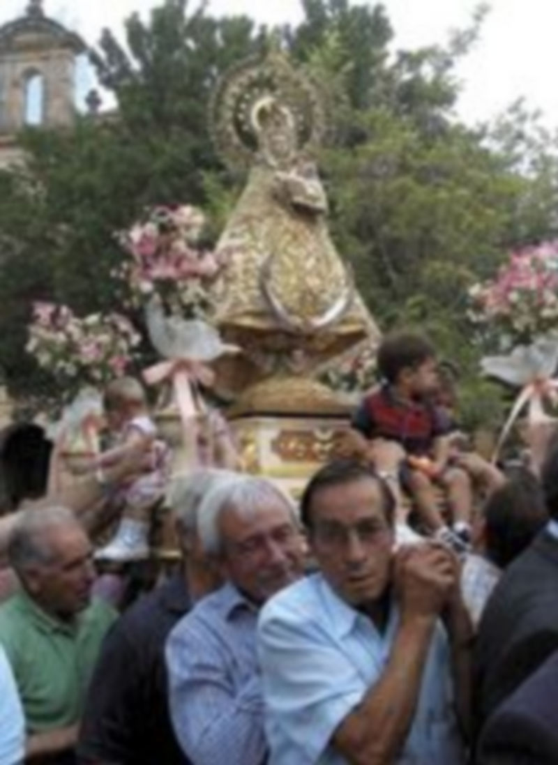 Tiempo de romerías 1 Un momento de la procesión con la Virgen de Hornuez del año 2011. / Guillermo Herrero