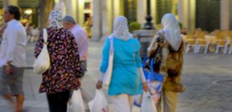 Un grupo de mujeres de origen magrebí caminan por la Plaza Mayor de Segovia. / Kamarero