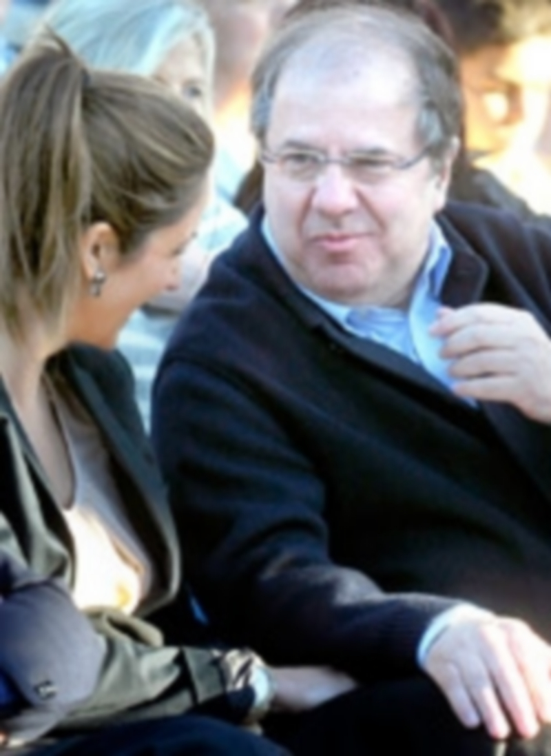 Juan Vicente Herrera comenta con Raquel Fernández el acto electoral. / E.A.