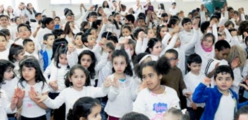 La comunidad educativa revalida su compromiso pacifista 1 Los escolares formaron mosaicos conmemorativos.