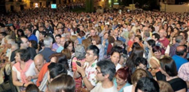 Los segovianos llenaron la Plaza de la Artillería para participar del inicio de las fiestas de Segovia en un multitudinario acto inaugural./ Kamarero