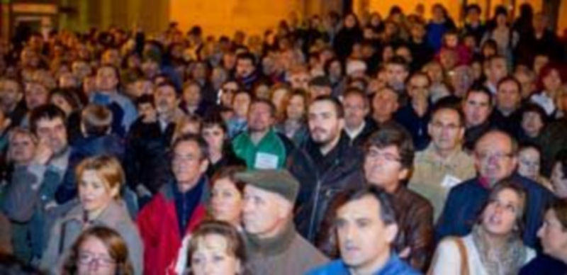 Los participantes se congregaron a las puertas de la oficina central de Caja Segovia para escuchar el manifiesto de la promotora de la concentración. / Kamarero