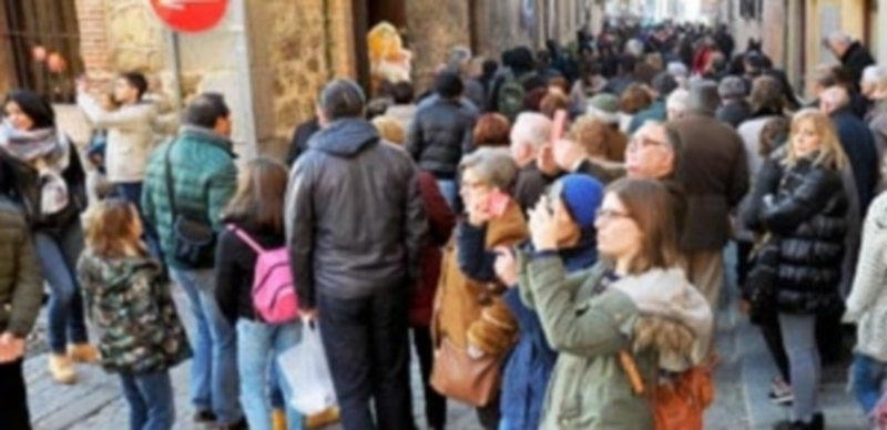 La ocupación hotelera ronda el 90 por ciento durante el puente de la Inmaculada 10 Miles de turistas han paseado durante estos días por el centro de la ciudad. / KAMARERO