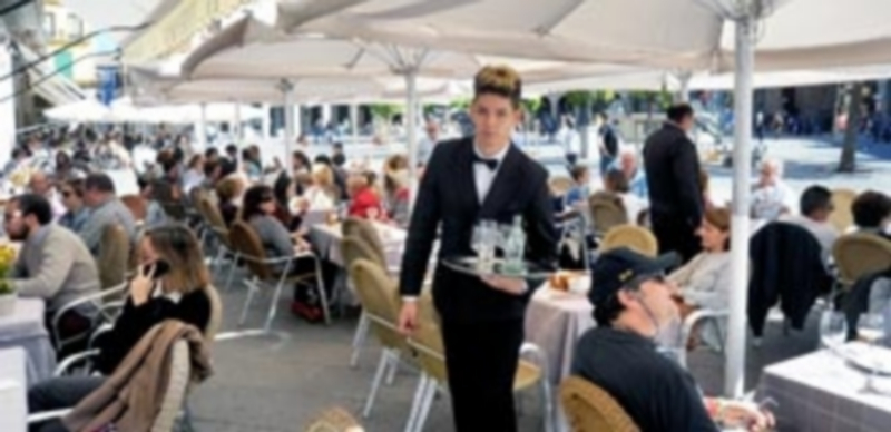 Las terrazas y veladores de los establecimientos hosteleros centran la principal polémica de las tasas de este año. / KAMARERO