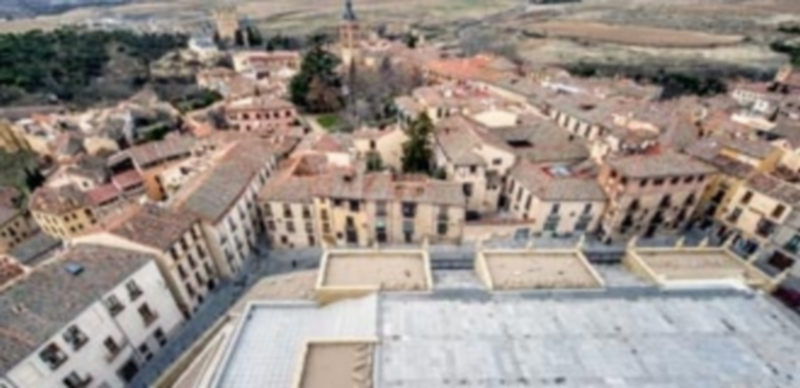 La última regularización catastral puede afectar a 7.600 inmuebles 1 Vista parcial del recinto amurallado de Segovia desde la Catedral. Los edificios religiosos están exentos del pago del IBI. / KAMARERO
