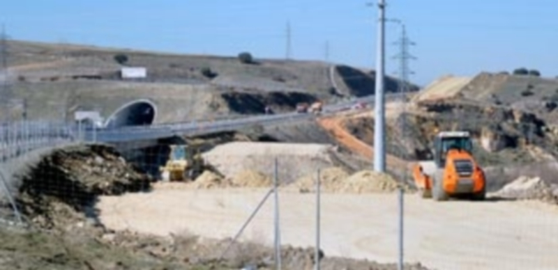 La maquinaria pesada sigue trabajando en el desdoblamiento de la vía con el movimiento de tierras previo a la construcción de la calzada. / kamarero