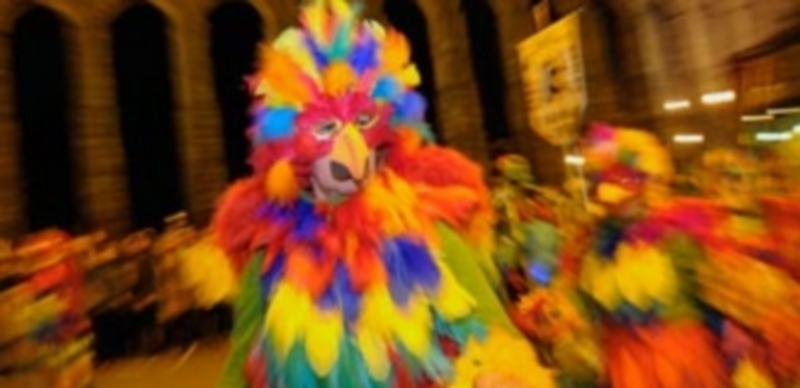 El esqueleto mueve el Carnaval 1 El carnaval es colorido y ganas de disfrutar como lo muestran estos componentes de la comparsa ‘Para que tu lo bailes’