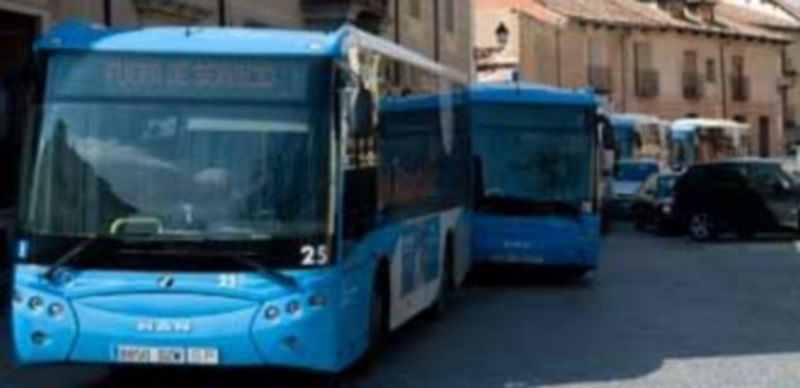 La flota de autobuses en Segovia está compuesta por un total de 26 vehículos. Cada día circulan una media de 20 autobuses./ Kamarero
