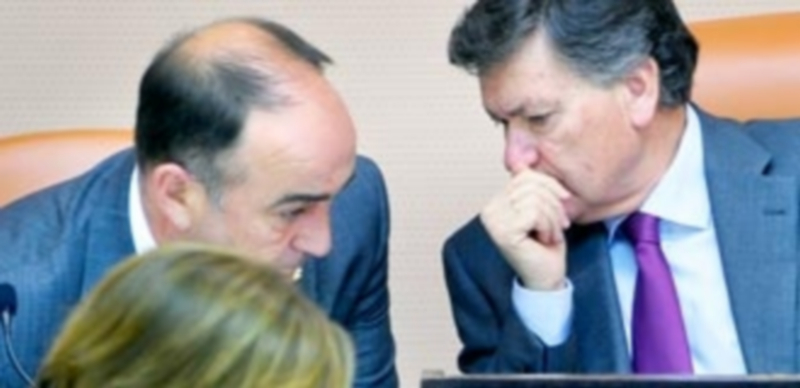 Presidente y vicepresidente conversan durante el pleno.