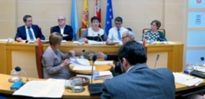 La alcaldesa no participó en el debate sobre la gestión del Gobierno municipal salvo para el discurso inicial. Sí lo hizo el portavoz socialista