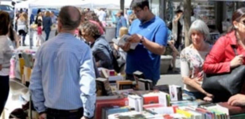 La Plaza Mayor concentró los principales actos del Día del Libro./ KAMARERO