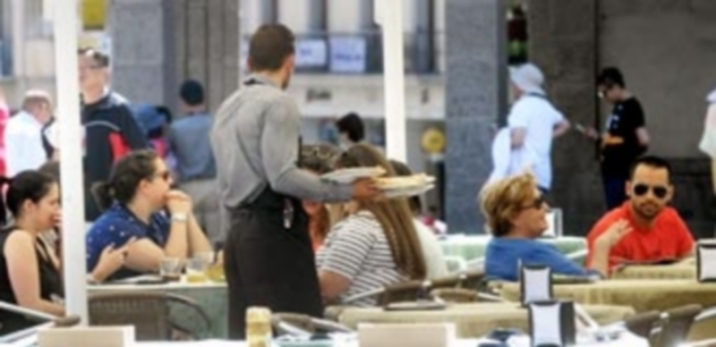 El sector Servicios fue el más beneficiado de la bajada del paro en el mes de abril