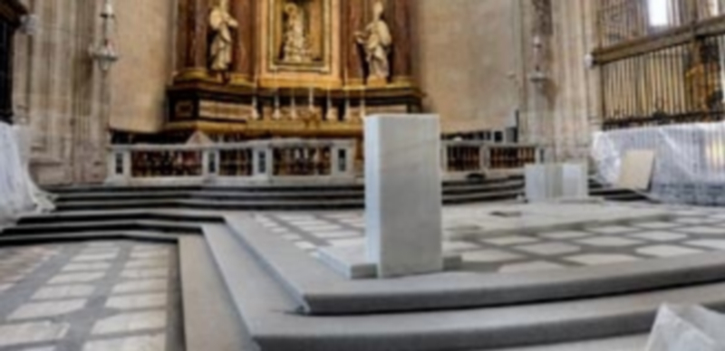 Las obras en el presbiterio de la capilla mayor ya comienzan a dar forma a la nueva estructura del recinto. / kamarero