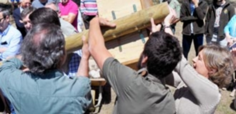 García Tejerina ayuda a colocar una de las cajas nido para rapaces  destinado al control biológico del topillo./ kamarero