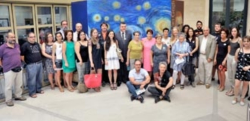 Responsables municipales y representantes de colectivos colaboradores o agentes culturales posaron ayer en el patio del Ayuntamiento. / KAMARERO