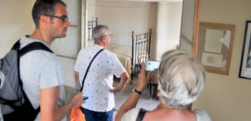 Felicidades, don Antonio 1 Muchos han aprovechado la jornada de puertas abiertas para visitar la Casa-Museo de Antonio Machado y así conocer cómo vivía el poeta durante su estancia en la ciudad de Segovia. / KAMARERO