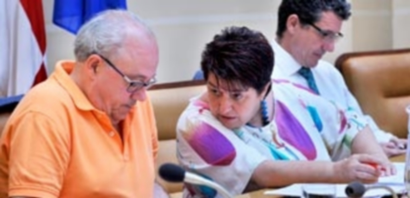 La alcaldesa conversa con el portavoz socialista