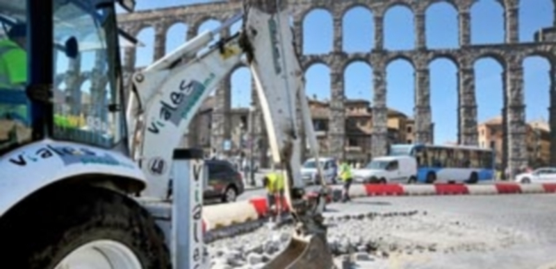 Una excavadora comenzó ayer los trabajos junto a la parada de autobuses de la plaza de la Artillería. / KAMARERO