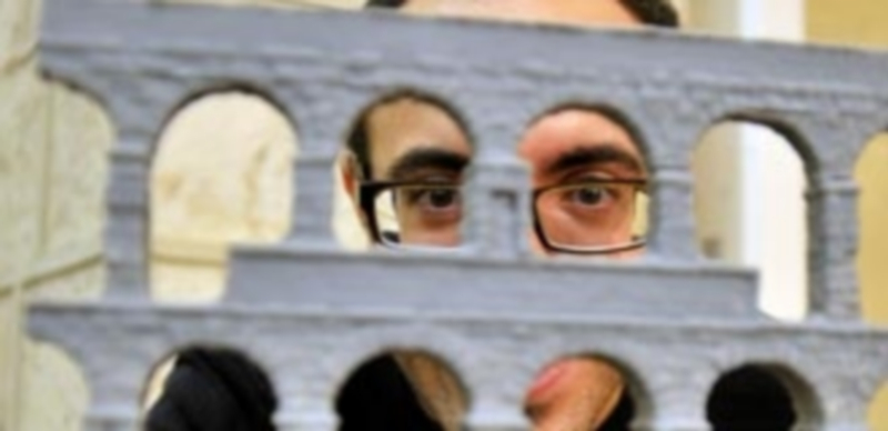 Un modelo 3D del Acueducto permitirá estudiarlo para actuar en su conservación 1 El arqueólogo Néstor F. Marqués mira a través de los arcos de una reproducción exacta en 3D del Acueducto. / KAMARERO