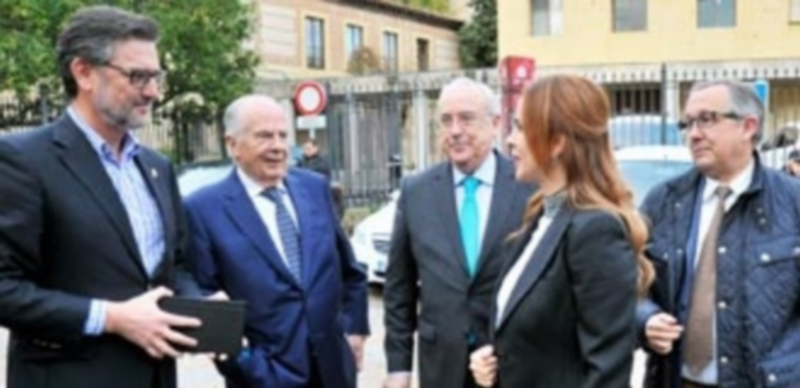 Llegada de la presidenta de las Cortes regionales a San Juan de los Caballeros.